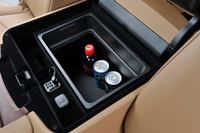 「プラチナム」のセンターコンソールに備わるクーラーボックス。8.3リッターの容量を持ち、500ccのペットボトルを6本収納できる。
    