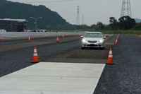 特殊路はカント路、わだち路、EU郊外路など3レーンで構成されている。さまざまな入力条件における乗り心地や操縦安定性評価を行う。面積約1万500平方メートル。（写真＝ショーワ）