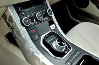 センターコンソール両脇やダッシュボード前面には「ボタニカル・アルミニウム」と呼ばれる、植物をかたどったトリムフィニッシャーが貼られる。シフトセレクターはジャガーとよく似たダイヤル式が採用される。その手前にあるのが「テレイン・レスポンス」のモード切り替えスイッチ。