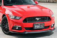 右ハンドル仕様のV8モデルのフロントまわり。左ハンドルの北米仕様では、パワーバルジをはさんでボンネットの左右にルーバーがついている。しかし右ハンドル仕様では、エコブーストモデルと同じルーバーのないボンネットが採用される。