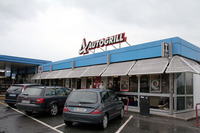 今や普通の建物が主流。それもこれはバールだけの簡易店舗。