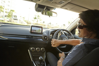 都市部の道で「デミオ13S」を駆る。「まさに街のゲタ」。
    