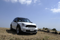 「MINIクロスオーバー」は、2011年1月に日本上陸。今回は、4WDモデルの「クーパーS クロスオーバーALL4」を試す。