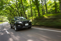 「イヴォーク」は、ブレーキ制御によってコーナリング時のアンダーステアを抑制するシステム「トルク・ベクタリング バイ ブレーキ」を全車に採用している。
    