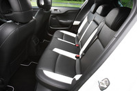 外観からだと後席は狭そうに思えるが、大人の乗車に十分耐えうる広さが確保されている。ホイールベースはC4と同じ2610mm。