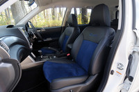 「S-EDITION」のインテリア。シート表皮は、青いアルカンターラと本革のコンビ仕様。そのほか、240km/hスケールの専用メーターや足元を照らすブルーイルミネーションなどを備える。