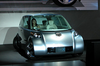 
	燃料電池ハイブリッド車「Fine-X」。前後タイヤがいつもと違う位置を向いている。
	左右のドアは巨大なガルウィング、シートは車外に出て乗員を“お出迎え”する。
	 