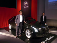 「キャデラックATS」を披露するゼネラルモーターズ・ジャパンの石井澄人代表取締役社長（写真左）。