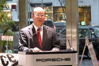 発表会の冒頭であいさつに立つ、ポルシェ ジャパンの黒坂登志明会長。
    
