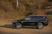 
	「パジェロスポーツ」のサイドビュー。特徴的なウィンドウグラフィックスもあり、「アウトランダー」などよりスポーティーに感じられる。
	