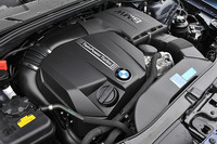 「135iクーペ」のエンジンは、直噴＋バルブトロニック＋シングルターボに変更。出力は従来と同じだが、燃費はおよそ15％向上したという。