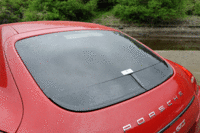 強力なダウンフォースをもたらす可変式2ピースリアスポイラー。（写真をクリックするとスポイラーのせり出す様子が見られます）