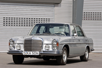 1968年に登場した「300SEL 6.3」は、後の「Sクラス」の最上位グレードに相当する300SEL（W109）のボディーに、別格的存在だった「600」用の6.3リッターV8 SOHCを搭載。最高速度220km/h、0-100km/h加速6.5秒を誇る、当時世界最速の4ドアサルーンだった。