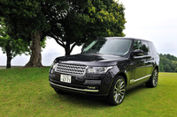 オールアルミ製モノコックボディーが採用された新型「レンジローバー」。大幅な軽量化により、走破性能と環境性能を同時に高めた。