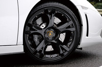 ホイールは、「カリスト」デザインと呼ばれる光沢のある黒いものが組み合わされる。