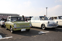 コンクールデレガンスのエントリーの中から、オリジナル・ミニと市場を争った英国製小型車2台。右が1963年「フォード・アングリア・スーパー」、左が67年「ヒルマン・スーパーインプ」。