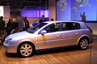 TOP写真写真は、メルセデスベンツ「CLK500」。下は、オペル「シグナム」