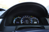 アナログ的な意匠が採用された計器類。写真左から、ハイブリッドシステムインジケーター、速度計、燃費計。