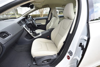 試乗車は、シートが本革張りになる「レザーパッケージ」装着車。標準のシートはテキスタイル張りとなる。