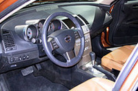 【写真上】日産自動車の中村史郎デザイン本部長。「マキシマは4ドアのZ」【写真下】マキシマのダッシュボード。Z風にまとめられる