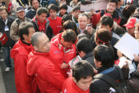 大盛況だった「グリッドウォーク」におけるいちばん人気は、すっかり「日産の顔」の役回りが板についた本山哲。常にファンサービスも率先して行い、この日も時間ギリギリまでサインを求める声に応えていた。