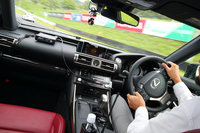 レッスン中の車内の様子。インストゥルメントパネルの各所に見られるのが、走りを分析するための計測器。
    