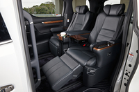 電動式のオットマンは伸縮機構付き。内側のアームレストにはカップホルダー、小物入れが備わる。 