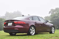 下向きの弧を描いて発光するリアコンビランプ。片側2つ、計4つある。なお、弟分の「XE」や「Fペース」では弧は片側1つずつになる。