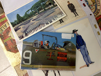 絵はがきは各1.9ユーロ（約260円）。上は1959年のイタリア国家警察107周年パレード、下は北大西洋条約機構（NATO）諸国で多く導入されたF104G戦闘機。