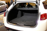 ツアラーの荷室は通常で406リッター、後席を倒すことで660リッターまで広がる。