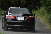 燃費はJC08モードで30.0km/リッター。ホンダはこの「アコード ハイブリッド」の一般販売に加え、2013年内をめどに、「アコード プラグインハイブリッド」の一般向けリース販売の開始を予定している。
    