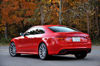 マフラーエンドは左右二本出し。リアのコンビネーションランプもフロントと同様、マイナーチェンジを機に帯状のLED式となった。