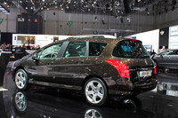 テールランプやバンパーの意匠変更など、リアの変更は最小限にとどまっている。