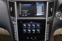 センターコンソールには、8インチのナビ画面（上）と7インチの各種操作パネル（下）、2つの液晶モニターが備わる。（写真をクリックすると、さまざまな画面表示が見られます）
    