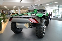 「60thコンセプト」のリアビュー。作業用車とは思えぬ、未来的なエクステリアをまとう。
    