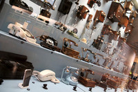 無数の歴代電話機の果てに、iPhoneがある（写真左下）。米ヘンリー・フォード博物館にて。