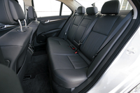 ブラック内装の後席ニールームは、178cmの筆者がフロント／リアにタンデムに座った状態でこぶしひとつぶんほどある。