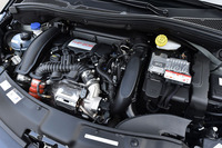 「208GTi by PEUGEOT SPORT」の1.6リッター直4ターボエンジン。最高出力208psと最大トルク30.6kgmを発生する。