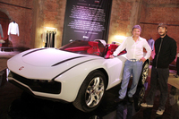 
    ファブリツィオ・ジウジアーロ氏（写真左）と、ニーノ・セルッティ氏の子息でデザイナーのジュリアン・セルッティ氏。2013年に2人がコラボレートしたコンセプトカー「パルクール」の前で。
    