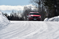 テストコース内にあるハンドリングコースを行く「アテンザワゴンXD Lパッケージ」。