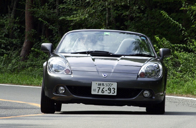 【スペック】全長×全幅×全高＝3895×1695×1235mm/ホイールベース＝2450mm/車重＝990kg/駆動方式＝MR/1.8リッター直4DOHC16バルブ（140ps/6400rpm、17.4kgm/4400rpm）/車両本体価格＝210.5万円（テスト車＝219.8万円）