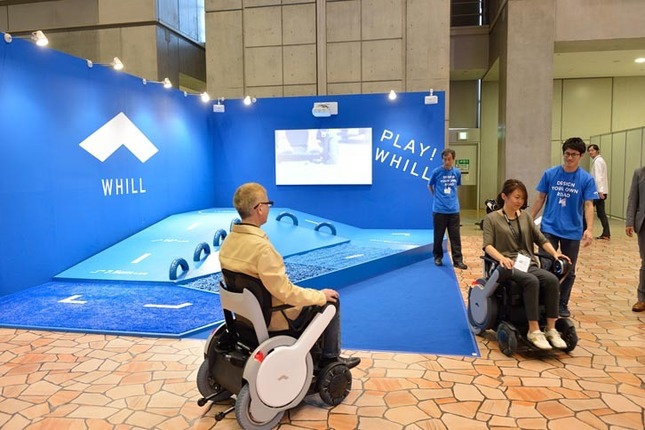 西4ホールにあるWHILL株式会社の特設コース。まずは平地で練習。