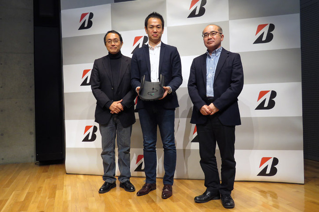 技術発表会に登壇した3人。左から、ブリヂストンの森田浩一氏、花塚泰史氏、統計数理研究所の樋口知之所長。