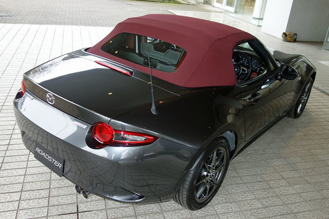 赤いほろが目印の「マツダ・ロードスターRED TOP」登場 【ニュース