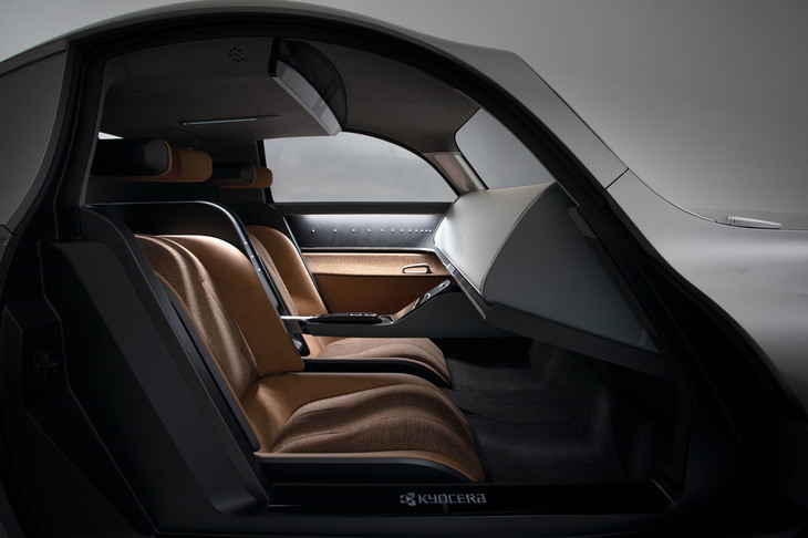 「驚きと快適をもたらす未来のコクピット」を意図したという「モアイ」のインテリア。京セラは、自動運転化やMaaS（Mobility as a Service）の普及が進んだ際の車内空間の重要性に着目し、同車を開発したという。