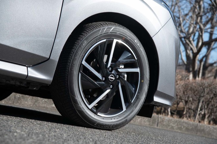 「X」では16インチのタイヤ＆ホイールが標準装備。試乗車にはオプションのアルミホイールが装着されていた（標準はスチールホイール×キャップ）。