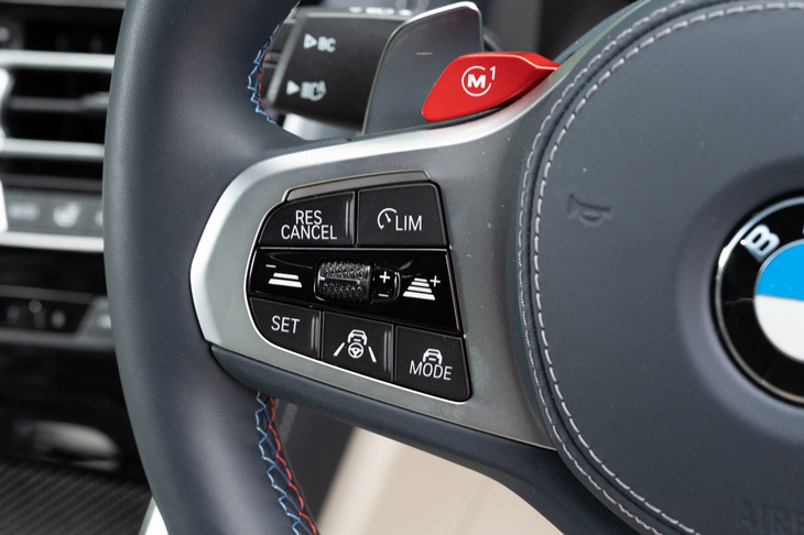 予防安全・運転支援システムはBMWのなかでも最新世代のものとなっており、アダプティブクルーズコントロールや車線維持支援機能などに加え、渋滞時の“手放し運転”を可能にする「ハンズオフ機能付き渋滞運転支援機能」も搭載されている。