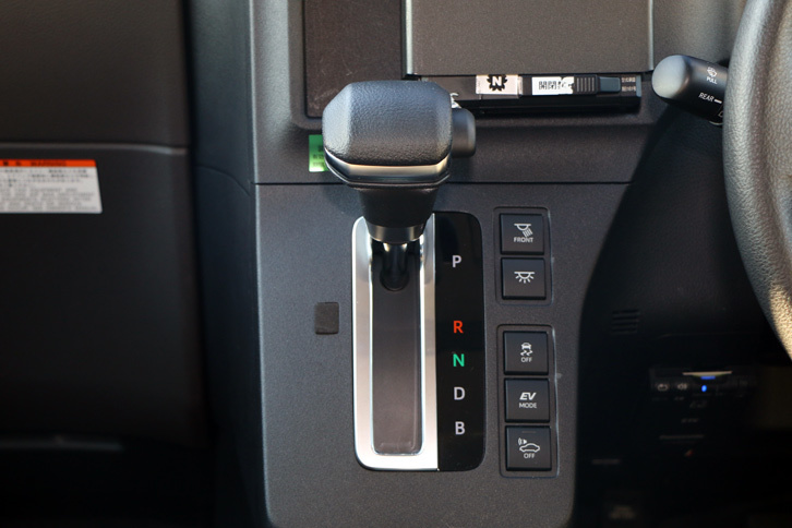 シフトゲートはストレートタイプ。ゲートの脇には、「EVモード」などに加え、車両接近通報をオフにするスイッチが備えられていた。