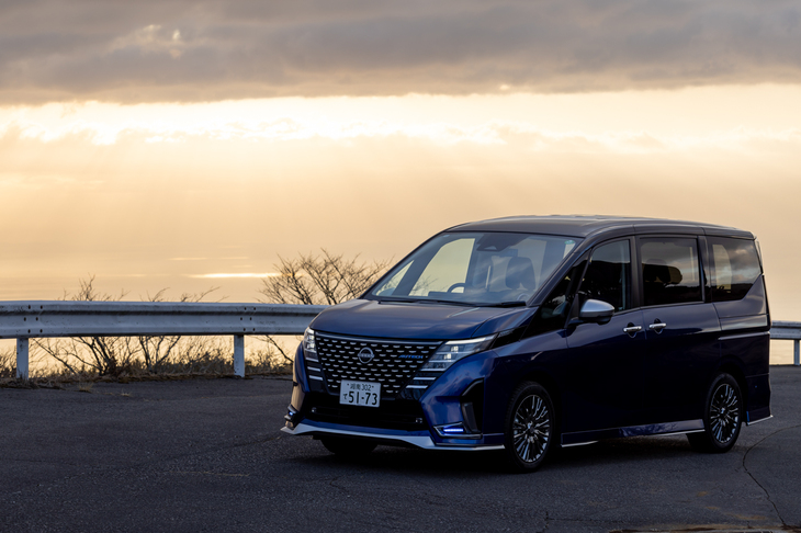 普通の「日産セレナAUTECH」は準ガソリンエンジン車と「e-POWER」車が選べ、それぞれでFWDと4WDが選べるのに対し、「AUTECHスポーツスペック」はe-POWERのFWDのみの設定。車両本体価格は438万6800円。