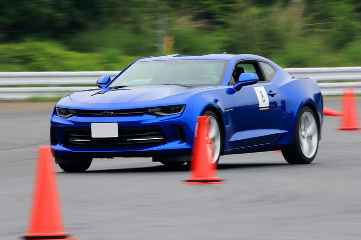パイロンスラロームをクリアしていく「カマロLT RS」。